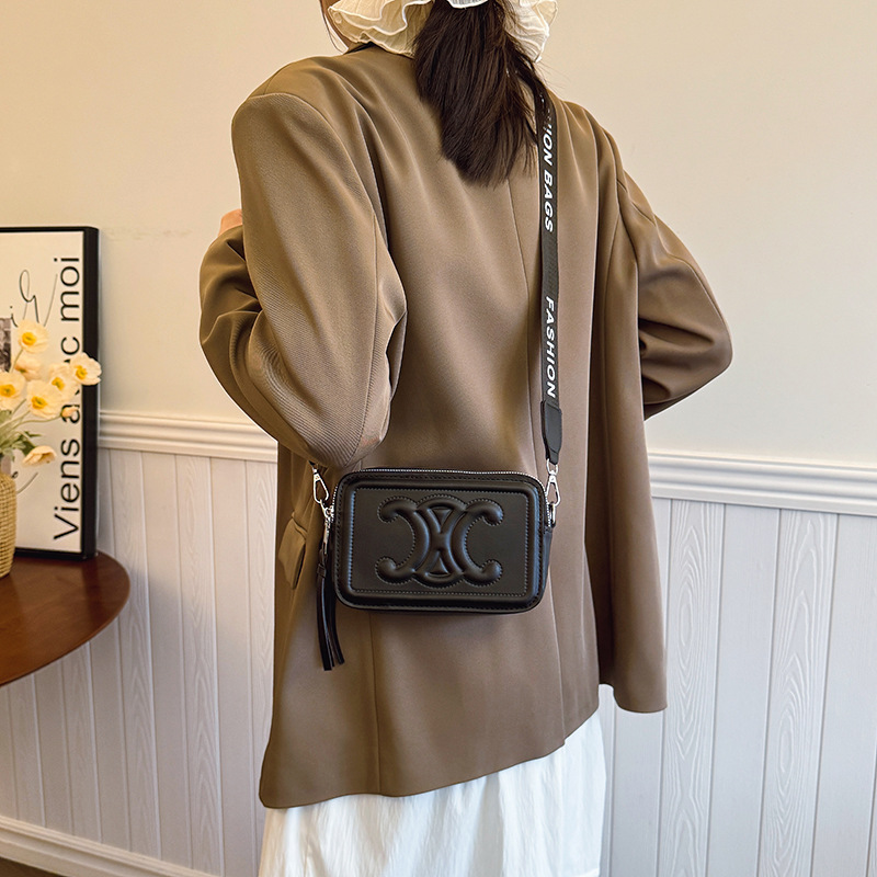 This stylish and unique 2025 women's bag is a versatile and fashionable crossbody bag for commuting details Picture