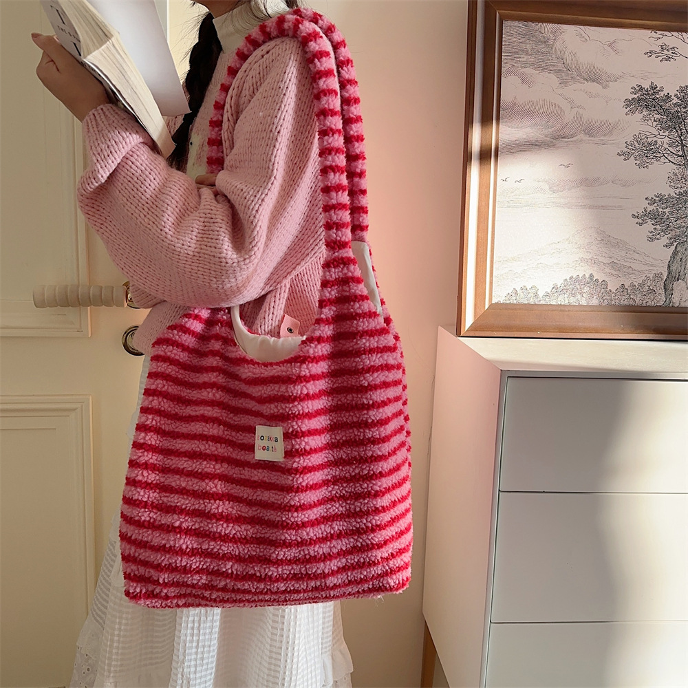 311201 ins College Style Autumn and Winter Edition Fluffy single-shoulder bag for girls, cute colorful polka dot large capacity vest bag details Picture