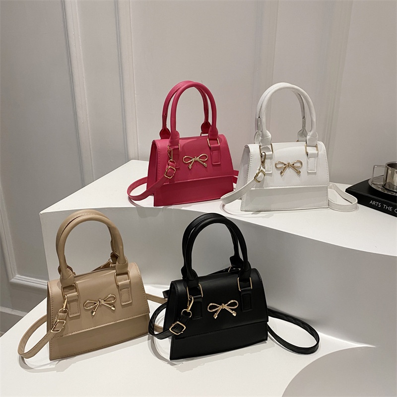Spring college style underarm bag for women, 2025 new high-end fashion single-shoulder bag, popular commuting crossbody square bag Application Scenario