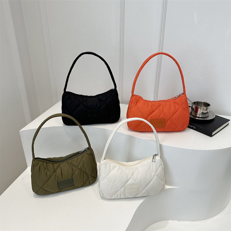 This year, large-capacity cotton-padded jackets for women are in vogue. The new 2024 fashionable canvas lightweight commuting single-shoulder dumpling bag for women is in vogue Application Scenario