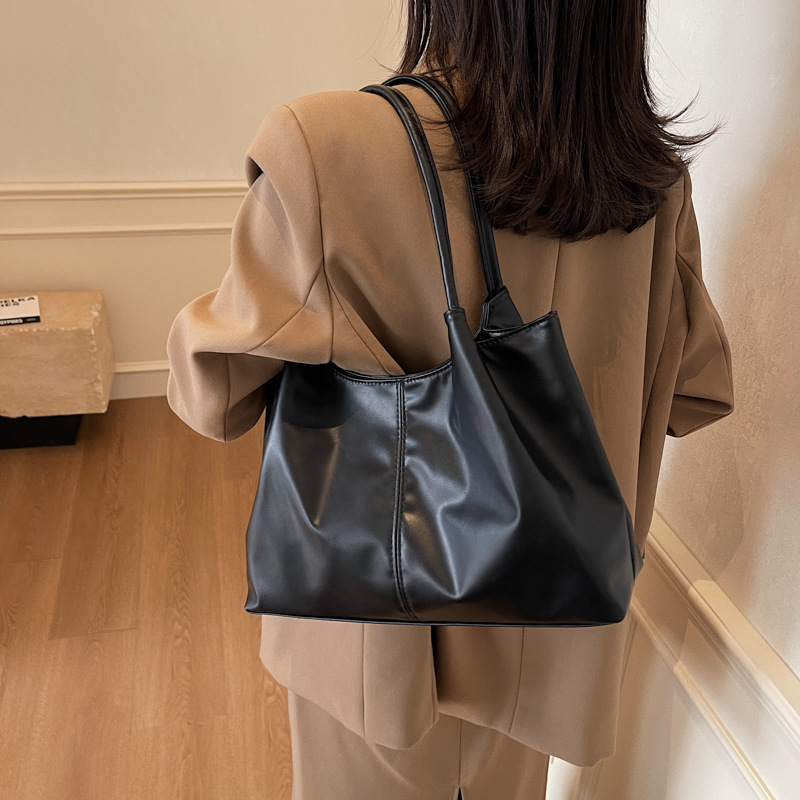 The new women's bag with a niche design for 2024, a winter retro tote bag, is versatile and has a large capacity for commuting and school Specification drawing