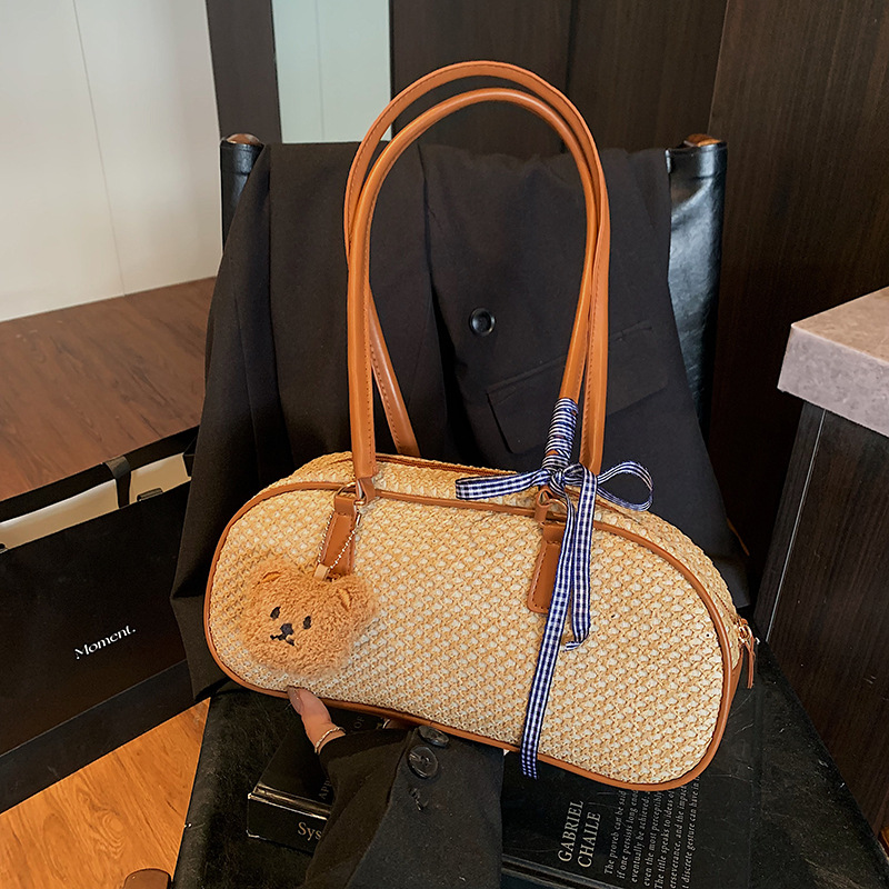 The 2025 new woven pattern is simple, trendy and fashionable. The diamond-shaped pattern is trendy and stylish. It is a shoulder bag for women full figure