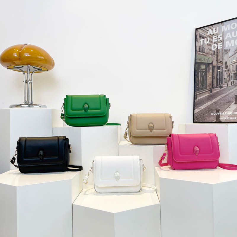 The 2025 new Korean style simple and fashionable women's bag, single-shoulder crossbody bag, solid color, elegant and trendy, small square bag for women, trendy Application Scenario