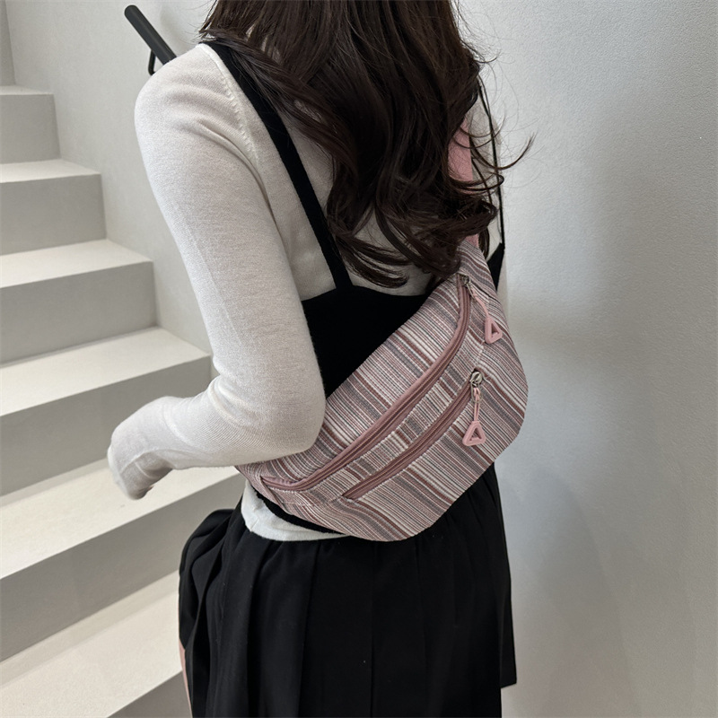 Pleated and striped contrasting color, fresh and versatile, large-capacity nylon fabric saddle bag, commuter single-shoulder women's bag details Picture