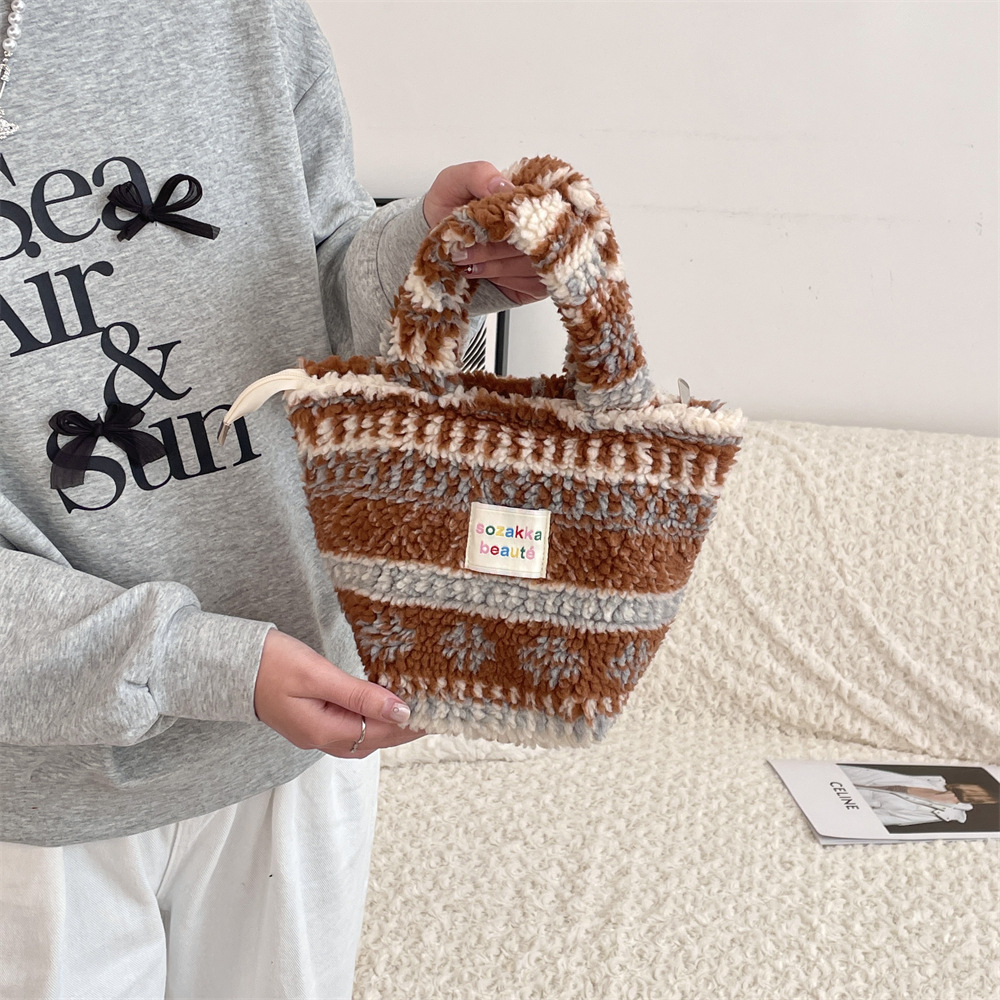 4111 New Winter plush Bag, women's bento bag, French polka dot shopping handbag, commuting bag for work Application Scenario