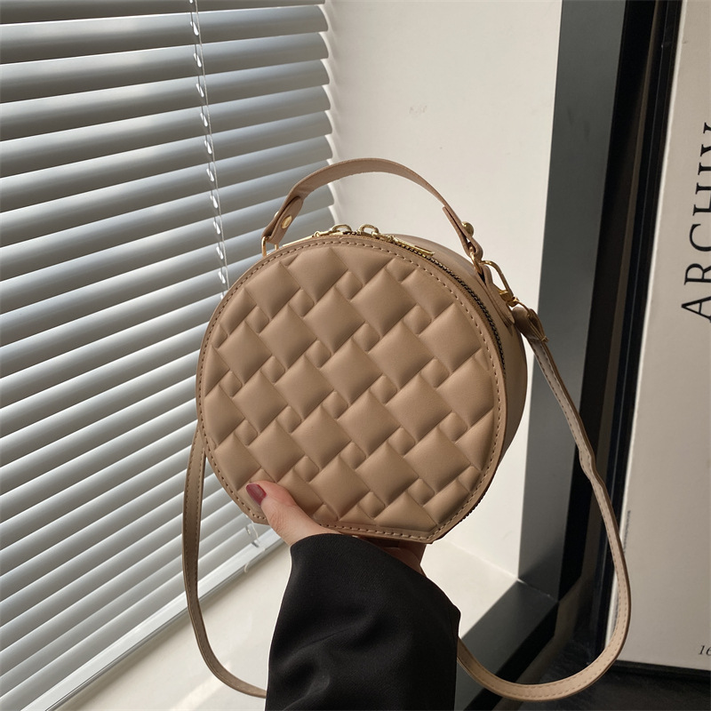 The 2025 new cross-border simple small round bag is fashionable and high-end. It features a niche design and is versatile and trendy. It is a single-shoulder crossbody bag for women full figure