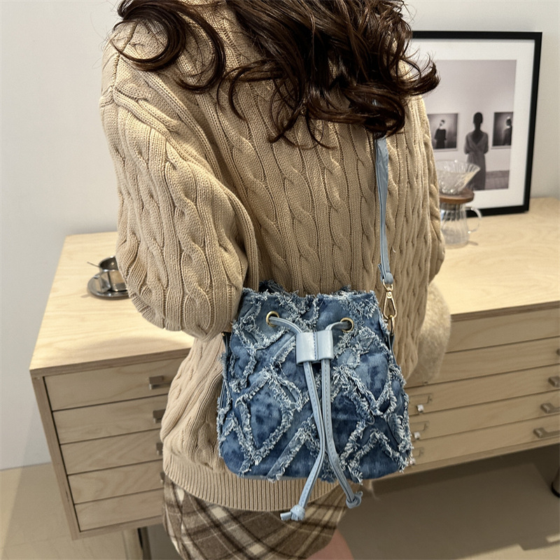 Diamond-shaped mini bucket bag 2025 Spring New Style simple crossbody bag for women, European and American trend drawstring tassel single-shoulder bag Application Scenario