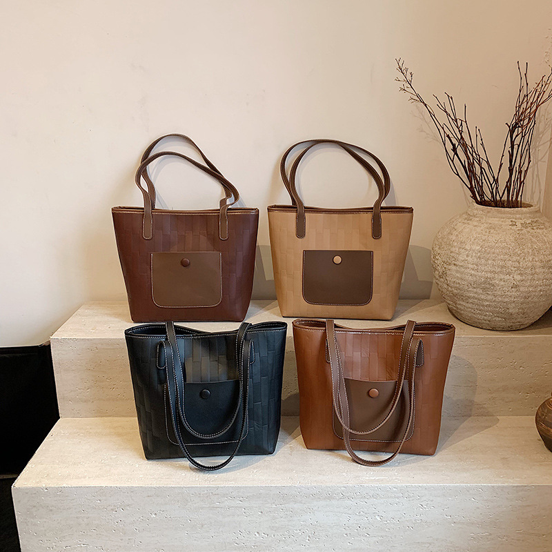 The new retro work commuting bag for winter 2024 features a stylish color-blocking large-capacity student single-shoulder tote bag Application Scenario