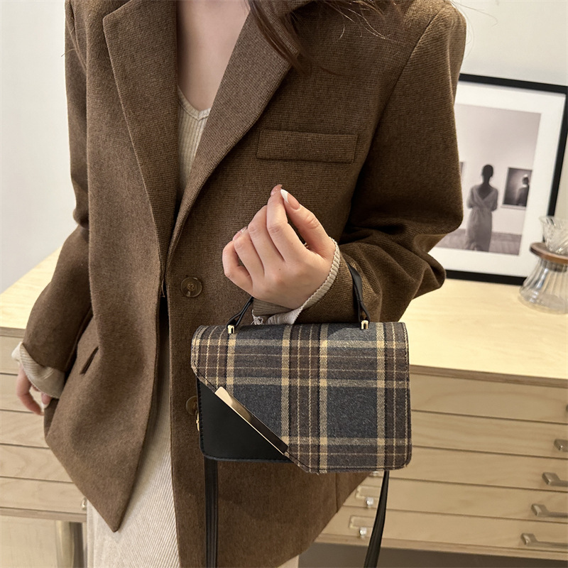 The new Korean-style checkered versatile single-shoulder bag for women in the 2024 autumn and winter season features a retro color-blocking texture and a commuting crossbody bag Specification drawing
