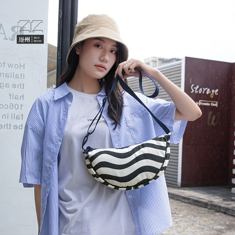 The 2025 new women's bag is a versatile and fashionable design with printed dumpling bags, single-shoulder bags, casual bags and women's crossbody bags full figure