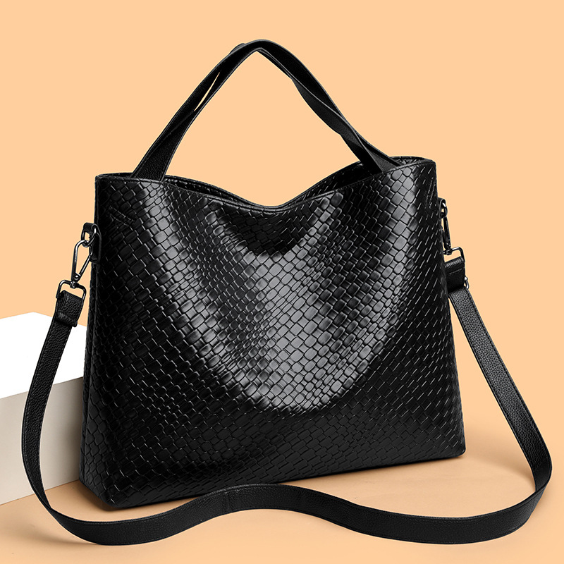 A high-end, niche single-shoulder, large underarm bag for women, a new cross-border fashion, casual and large-capacity women's bag with woven patterns details Picture