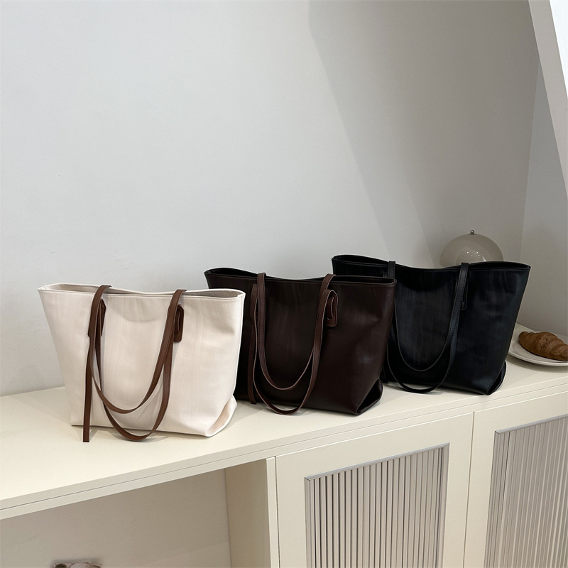 Work commuting bag for women, large-capacity 2024 new style, fashionable color-blocking and simple single-shoulder bag, textured tote bag Application Scenario