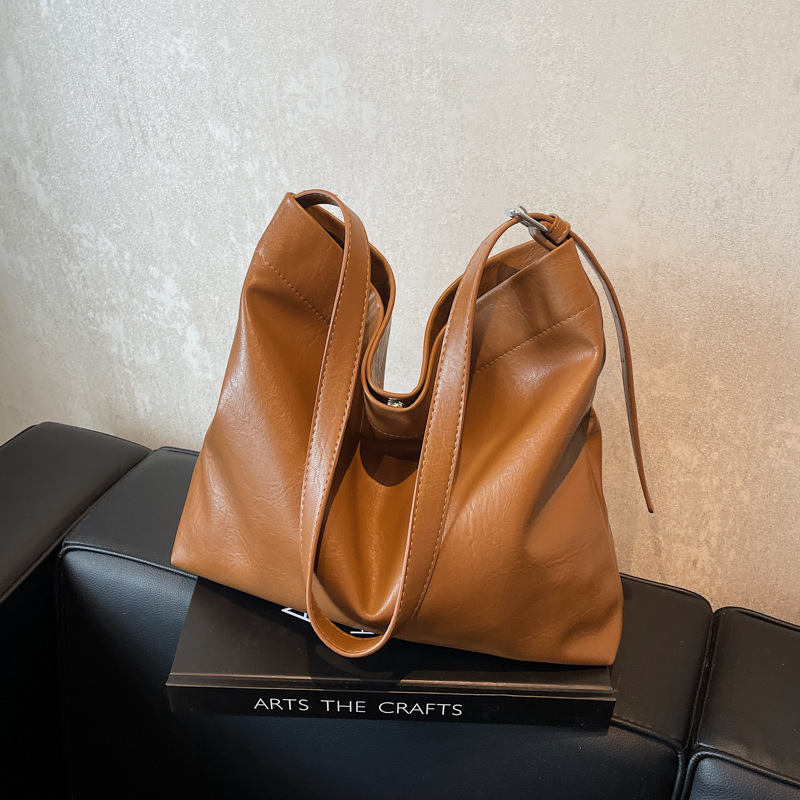 Retro and high-end large-capacity underarm tote bag for women, 2024 new autumn and winter simple and casual single-shoulder crossbody bag full figure