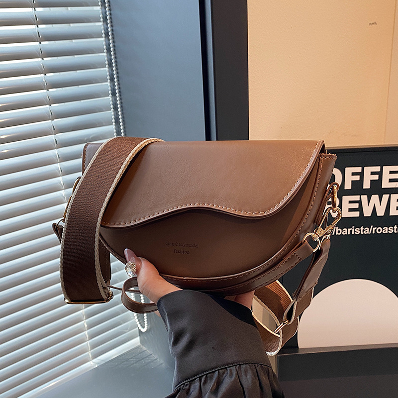 A stylish, retro and versatile crossbody bag for women in 2024, featuring a single shoulder and a saddle bag under the armpits full figure