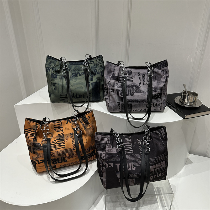 Trendy single-shoulder bag for women, Spring 2025 new fashion magazine print underarm bag, simple and individual casual tote bag Application Scenario