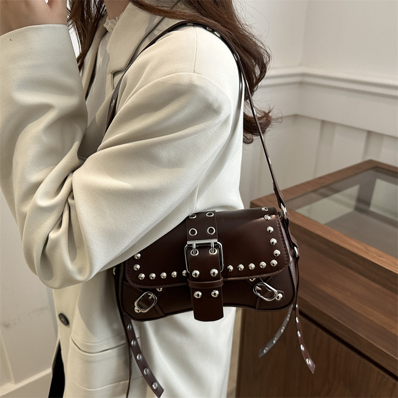 The 2025 new stylish and trendy rivet leopard print individual design motorcycle single-shoulder crossbody bag and underarm baguette bag Specification drawing
