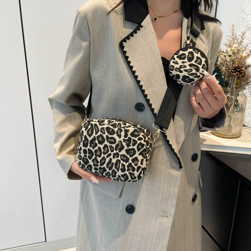 This year, niche bags are in vogue for women. 2024 retro design crossbody bags for women, high-end leopard print single-shoulder small square bags for women details Picture