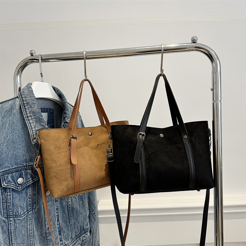 The 2024 autumn/winter new large-capacity, laid-back tote bag for women, with a soft surface texture, is a commuter single-shoulder bag and a crossbody bag Application Scenario