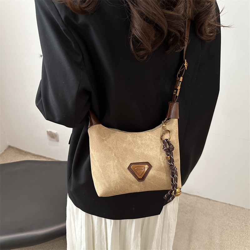 Large-capacity women's casual 2024 new niche design chain single-shoulder crossbody bag for work and commuting dumplings details Picture