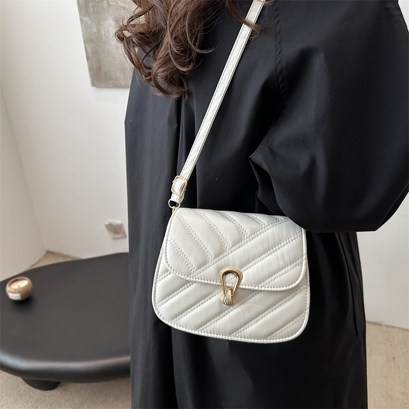 The 2024 new stylish lockstitch diamond-shaped casual commuting bag, a trendy single-shoulder crossbody small square women's bag, is a cross-border trend details Picture