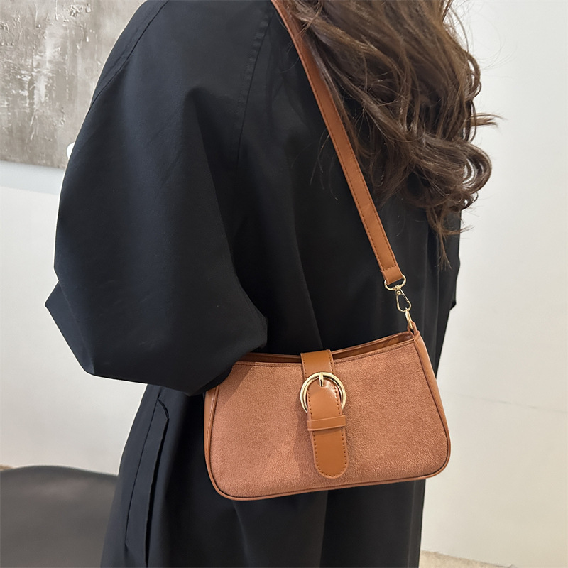 The new vintage women's bag from Maillard in spring, 2025, is a stylish matte leather buckle single-shoulder crossbody bag details Picture