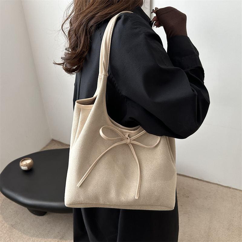 A large-capacity, casual, fashionable and personalized bow design for women's 2025 new model, versatile for commuting underarm single-shoulder bags details Picture