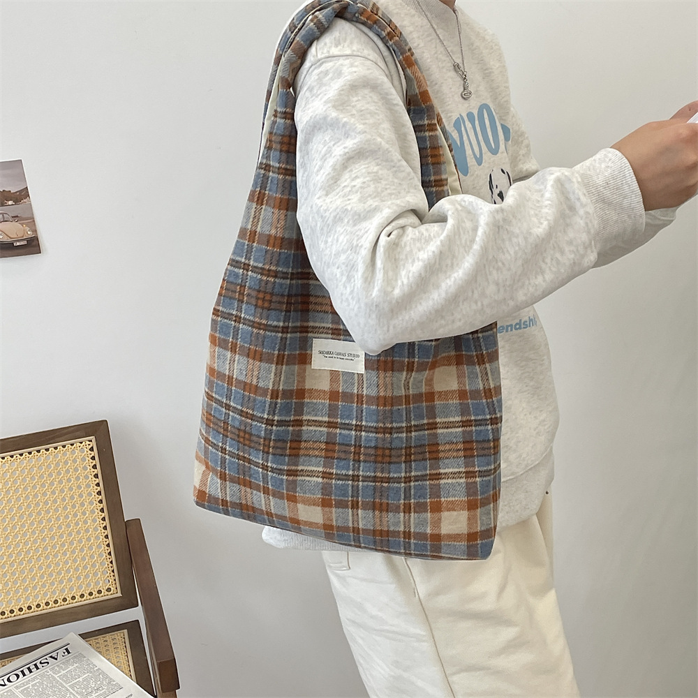 410262 Fashionable and versatile woolen retro checkered single-shoulder fabric bag for women's casual autumn and winter portable commuting vest bag Application Scenario