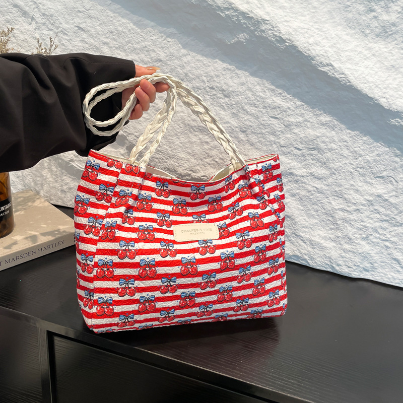 This is a new retro college style, versatile and large-capacity casual single-shoulder handbag for college students commuting to class in 2025 full figure