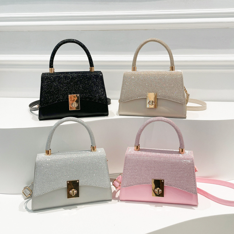 This year, retro small handbags are in vogue. The new autumn/winter 2024 fashion handbag is a casual and stylish single-shoulder crossbody bag Application Scenario