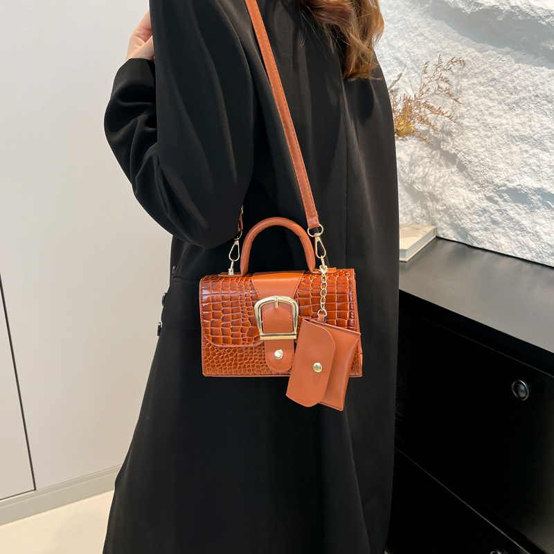 This is a new women's fashion bag for the winter of 2024. It's a versatile single-shoulder handbag with a slanted and simple design Specification drawing