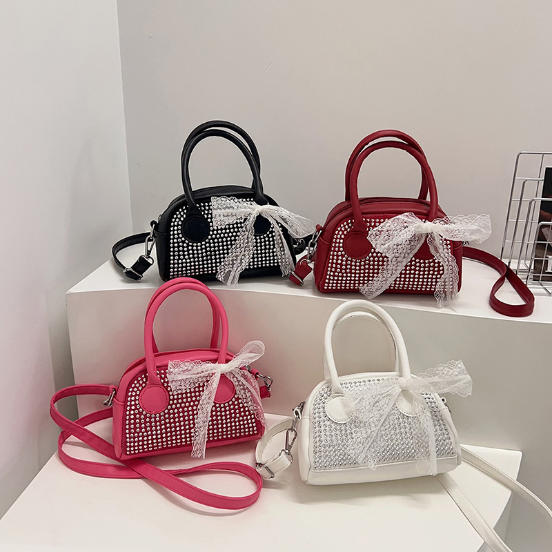 Diamond-encrusted women's 2025 new large-capacity water diamond hand-held pillow bag, simple and elegant texture, single-shoulder crossbody bag Application Scenario