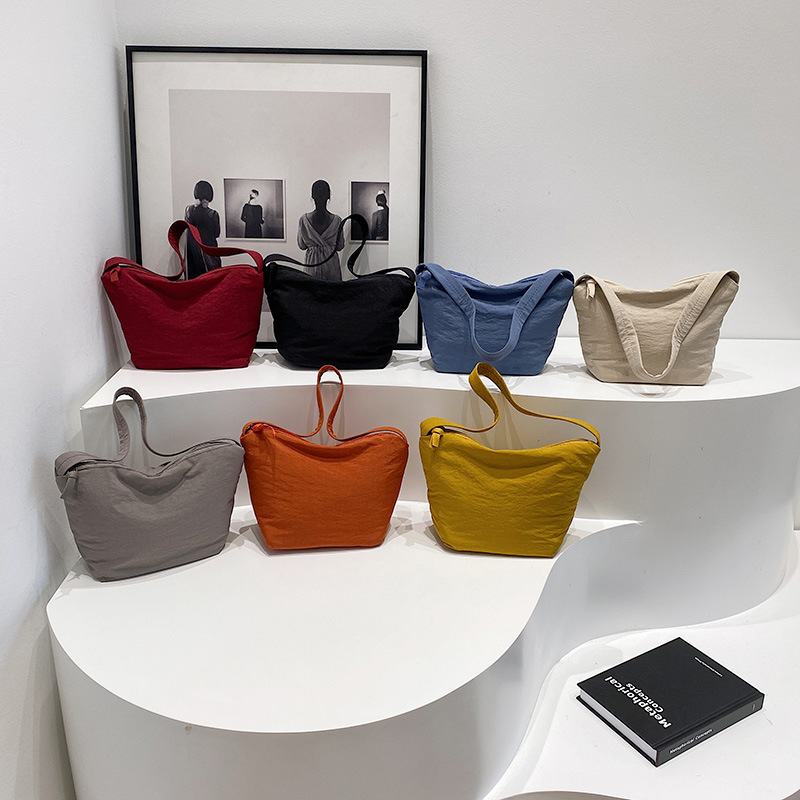 A niche pleated bag with a Korean-style commuting trend, large capacity 2024 cloud crossbody, artistic single-shoulder, and elegant bucket bag Application Scenario