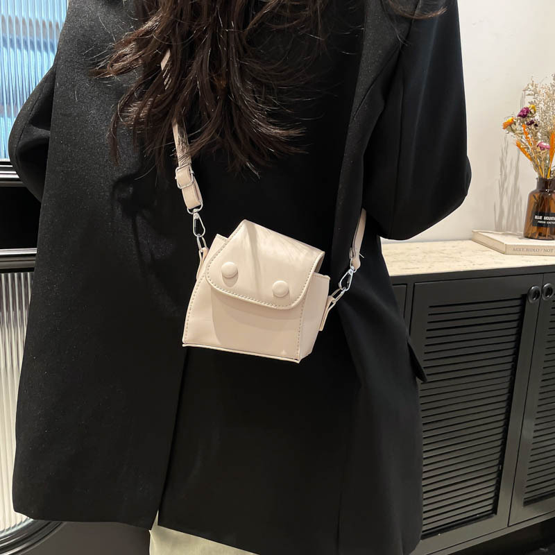 A niche design with a sense of high-end mini lipstick bag, a new trendy and fashionable commuting single-shoulder crossbody small square bag for women in 2025 Specification drawing