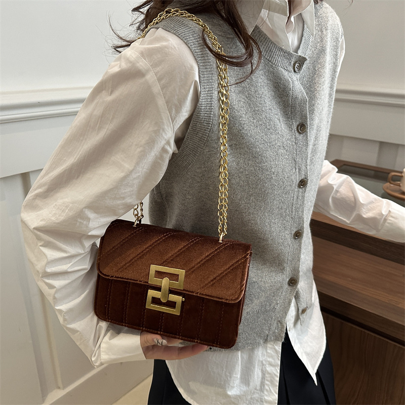 A retro, fashionable and high-quality chain small bag for women, a new winter 2024 versatile Instagram single-shoulder crossbody bag, a small square bag Specification drawing