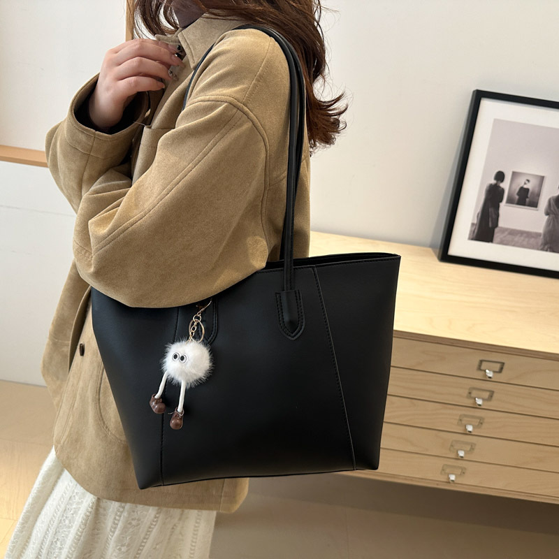 A fashionable, simple and casual commuter handbag with a new style. A simple Korean-style single-shoulder underarm bag and a stylish tote bag for women details Picture