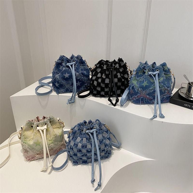 A new style of denim checkered bucket bag with a unique and stylish texture, a single-shoulder crossbody bag Application Scenario