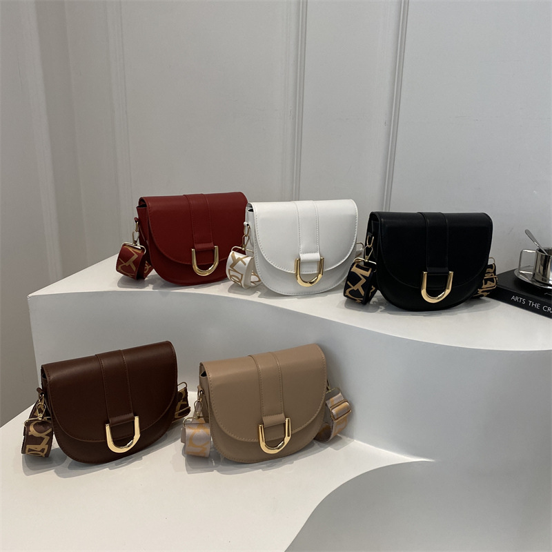 High-end and stylish small bag for women, 2024 new trendy and versatile crossbody bag for commuting, single-shoulder saddle bag Application Scenario
