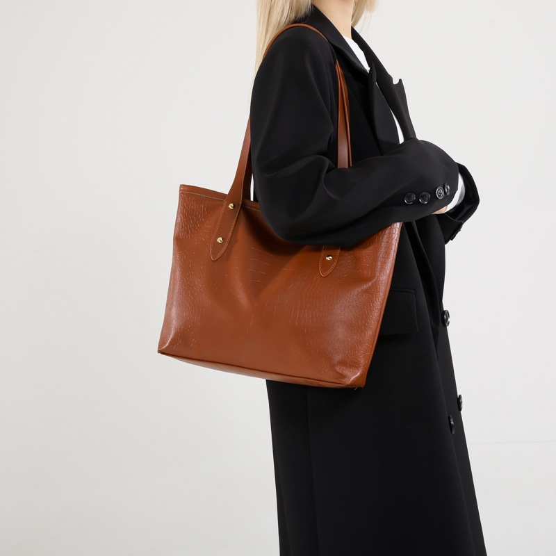 European and American trend large-capacity 2024 casual retro autumn new trendy and fashionable commuter hand-held tote bag for women details Picture
