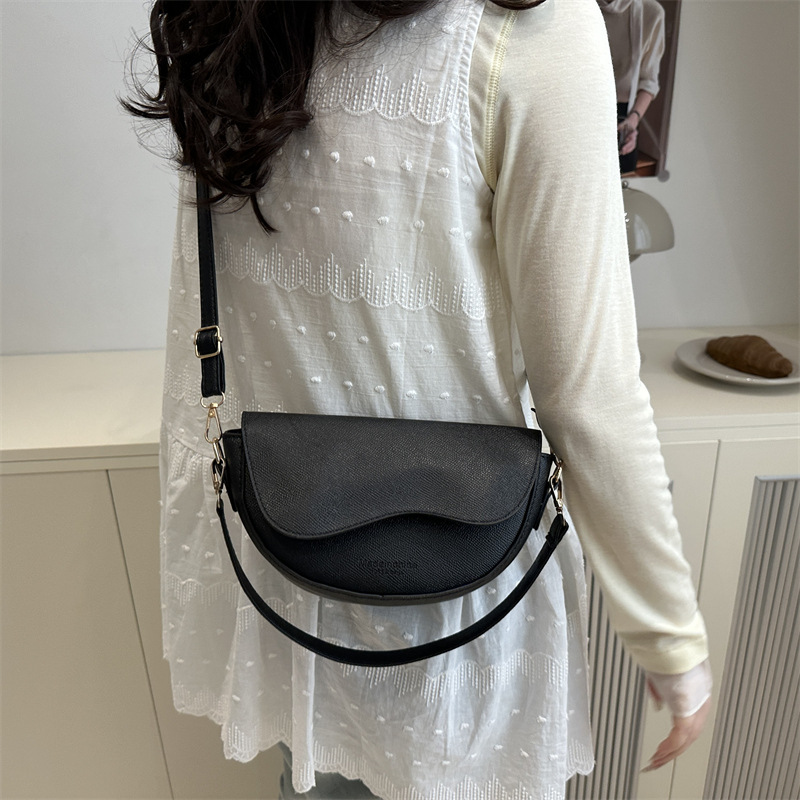Retro texture small bag for ladies, 2025 new style, trendy and versatile crossbody bag, fashionable single-shoulder underarm bag, saddle bag details Picture