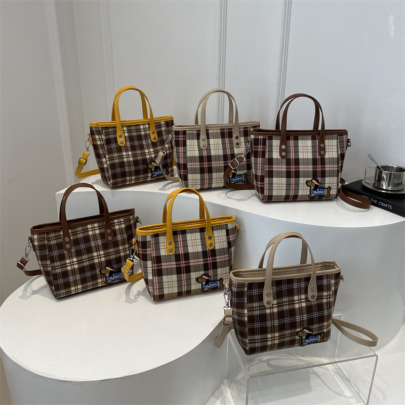 This is a trendy and cute handbag for women's 2024 autumn and winter collection, a versatile and casual crossbody bag Application Scenario