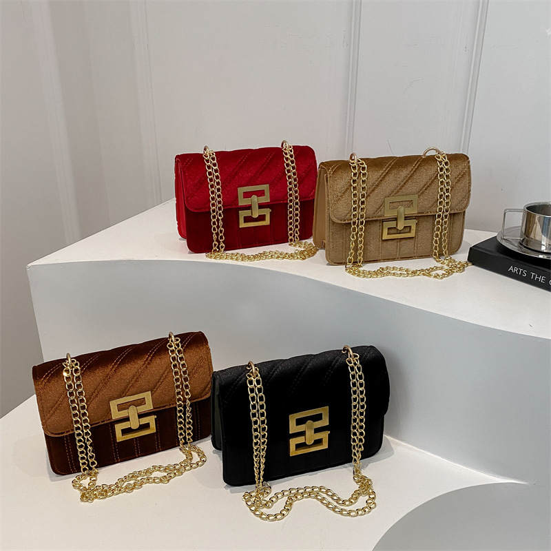 A retro, fashionable and high-quality chain small bag for women, a new winter 2024 versatile Instagram single-shoulder crossbody bag, a small square bag Application Scenario
