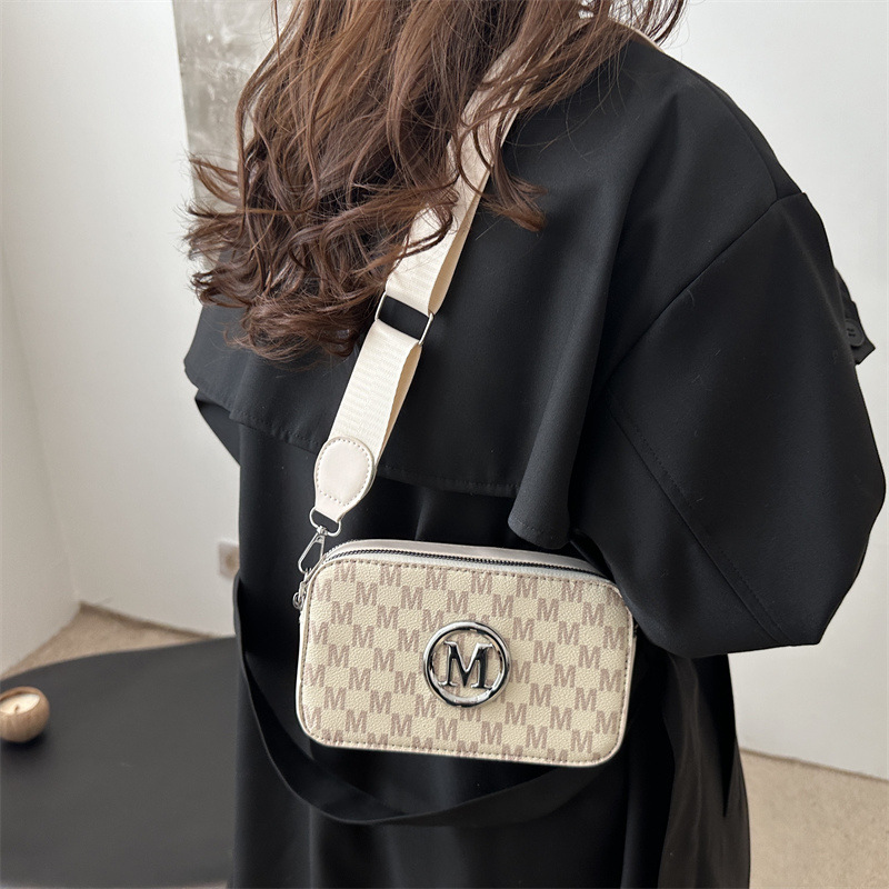 Retro printed wide shoulder strap single-shoulder bag, Spring 2025 new Korean style contrasting color crossbody bag, niche underarm bag details Picture