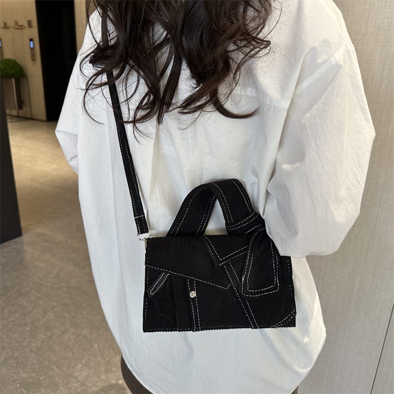 A niche design denim handbag for women, a new spring 2025 crossbody bag, a fashionable single-shoulder commuting small square bag Specification drawing