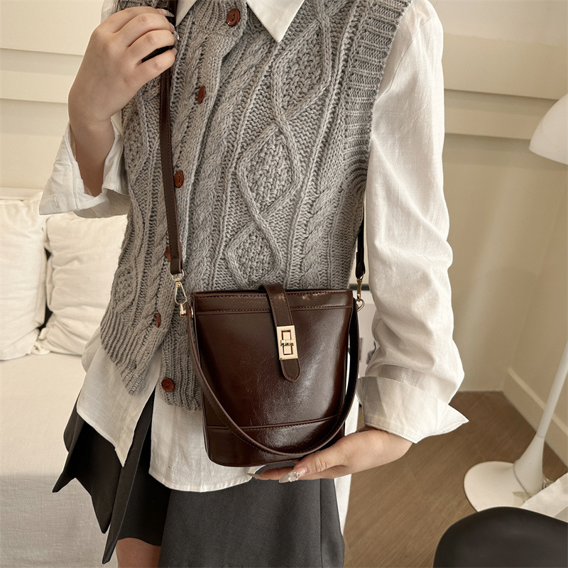 Spring new women's bag, retro style casual bucket bag, texture hand-held small bag, cross-border fashionable single-shoulder crossbody bag Specification drawing