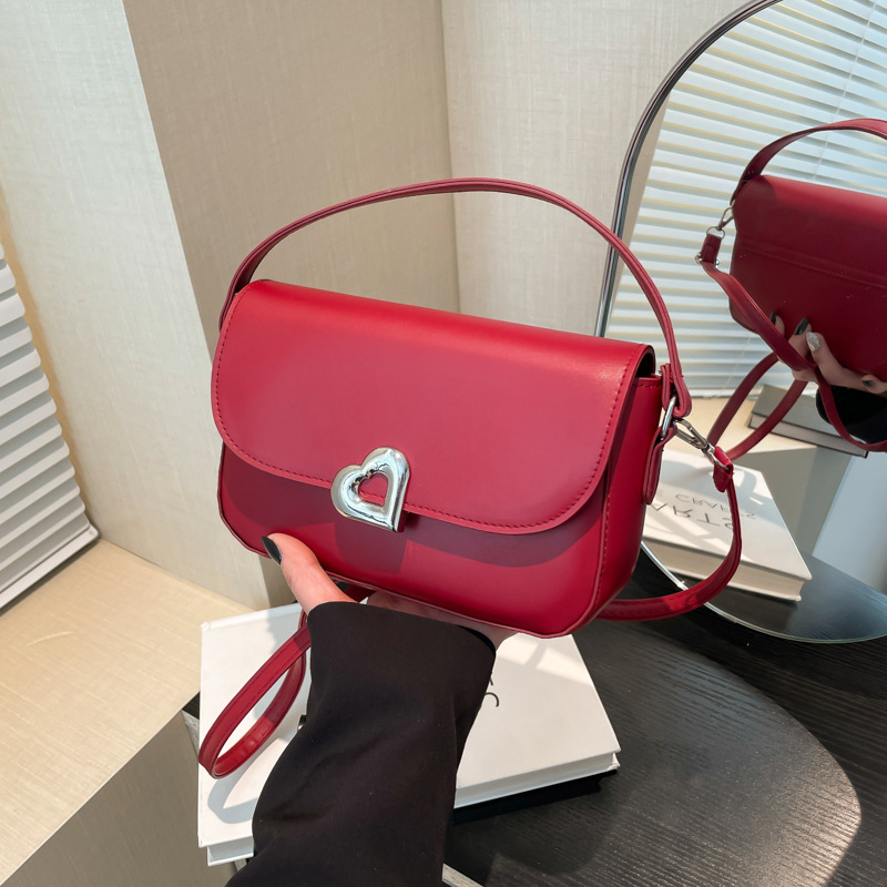 This stylish underarm handbag is a new and versatile saddle bag for women in the winter of 2024. It is a single-shoulder crossbody bag full figure