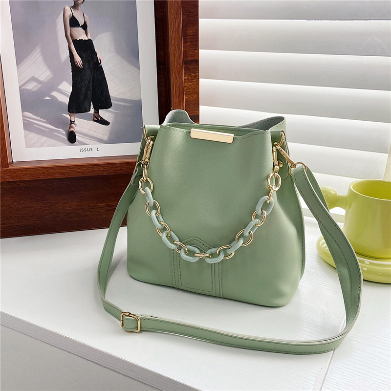The new trendy and fashionable chain bag for the autumn of 2024, the stylish bucket bag for women, the shoulder bag, and the Korean-style single-shoulder bag full figure