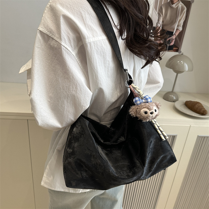 The 2025 new style women's fashion single-shoulder crossbody bag is versatile and casual. The large-capacity armpit pillow bag is a cross-border trend Specification drawing