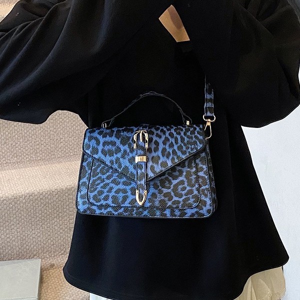 European and American retro, fashionable leopard print 2025 simple summer new style, personalized hand-held crossbody small square bag for women Application Scenario