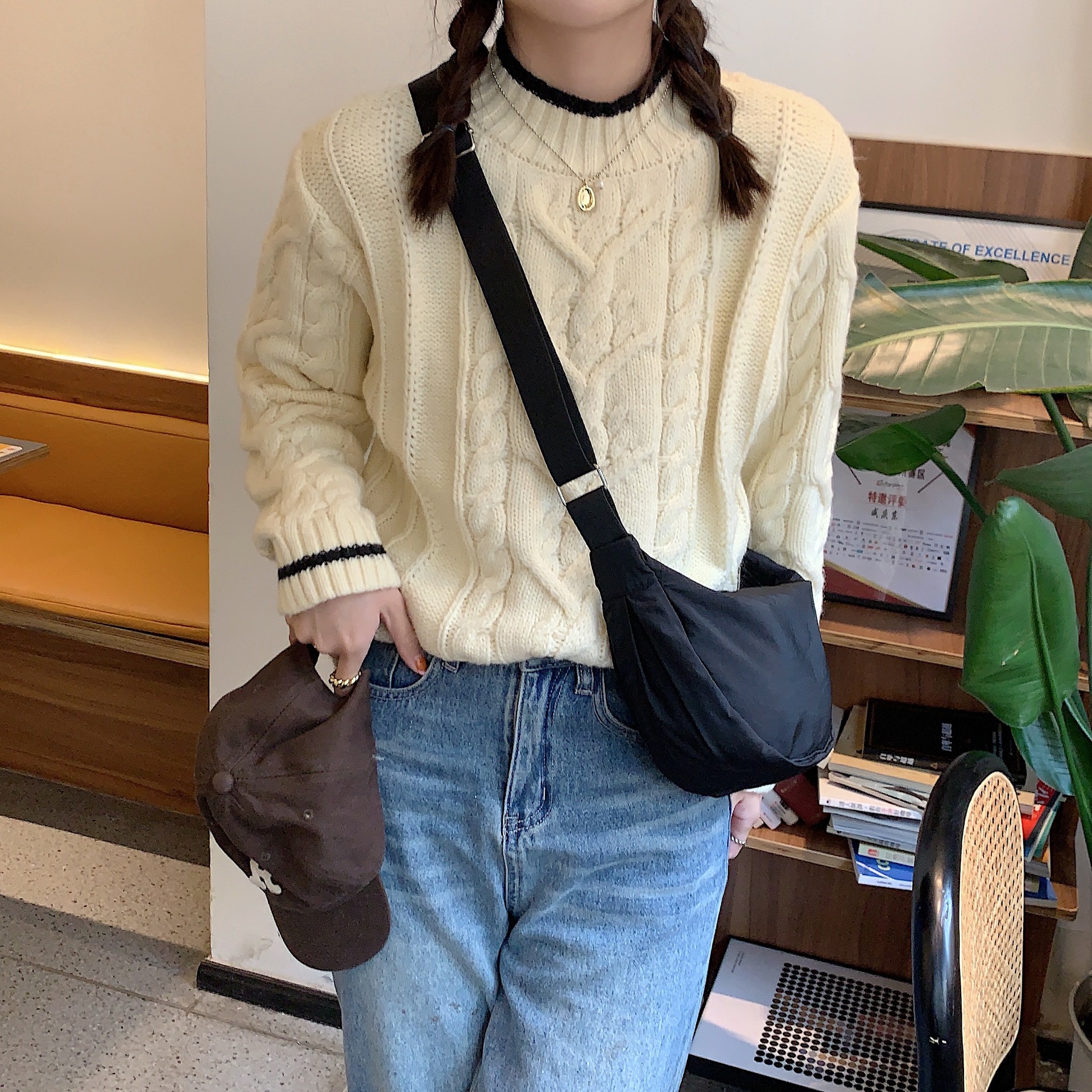 1982 retro, stylish and fashionable student underarm bag, single-shoulder crossbody bag, horn-shaped small bag, women's wholesale light trend Application Scenario