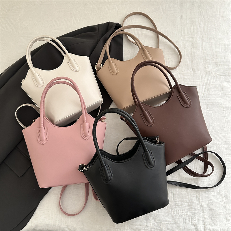 Crossbody bag, trendy and retro tote bag, women's 2025 new solid color handbag, minimalist style single-shoulder bucket bag Application Scenario